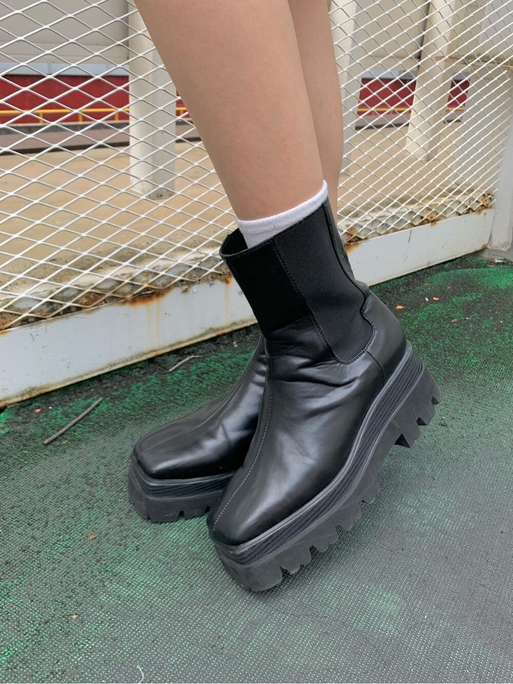 ブルー系のシャツ/ブラウス、ブラック系のブーツ、ブラック系のショルダーバッグを着用したレディースの夏コーディネートの9枚目の写真