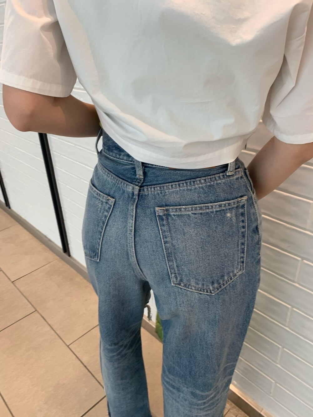 ホワイト系のシャツ/ブラウス、グリーン系のキャミソール、グリーン系のハンドバッグを着用したレディースの夏コーディネートの8枚目の写真