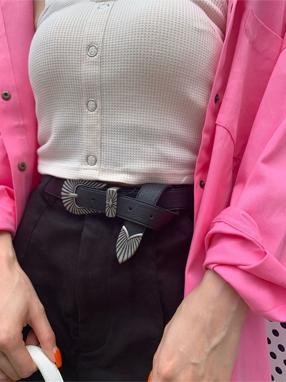 ピンク系のシャツ/ブラウス、ブラック系のブーツ、ブラック系のその他パンツを着用したレディースの夏コーディネートの7枚目の写真