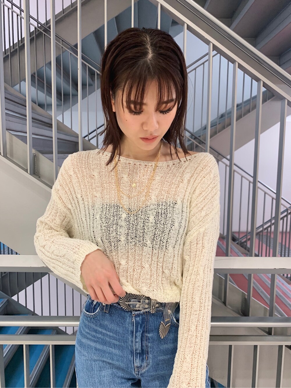 ホワイト系のニット/セーター、ベージュ系のパンプス、ホワイト系のショルダーバッグを着用したレディースの春コーディネートの3枚目の写真