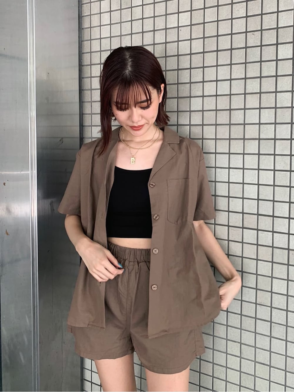 ブラウン系のその他パンツ、ブラック系のブーツ、ブラウン系のシャツ/ブラウスを着用したレディースの秋コーディネートの3枚目の写真