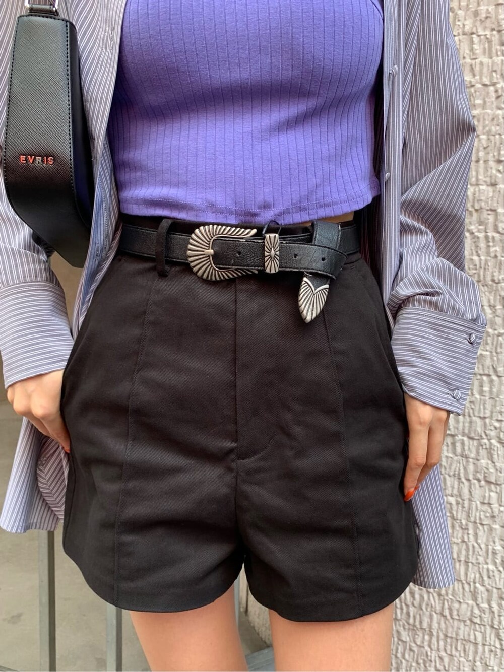 ブラック系のその他パンツ、ブラック系のワンピース、ブラック系のショルダーバッグを着用したレディースの夏コーディネートの5枚目の写真