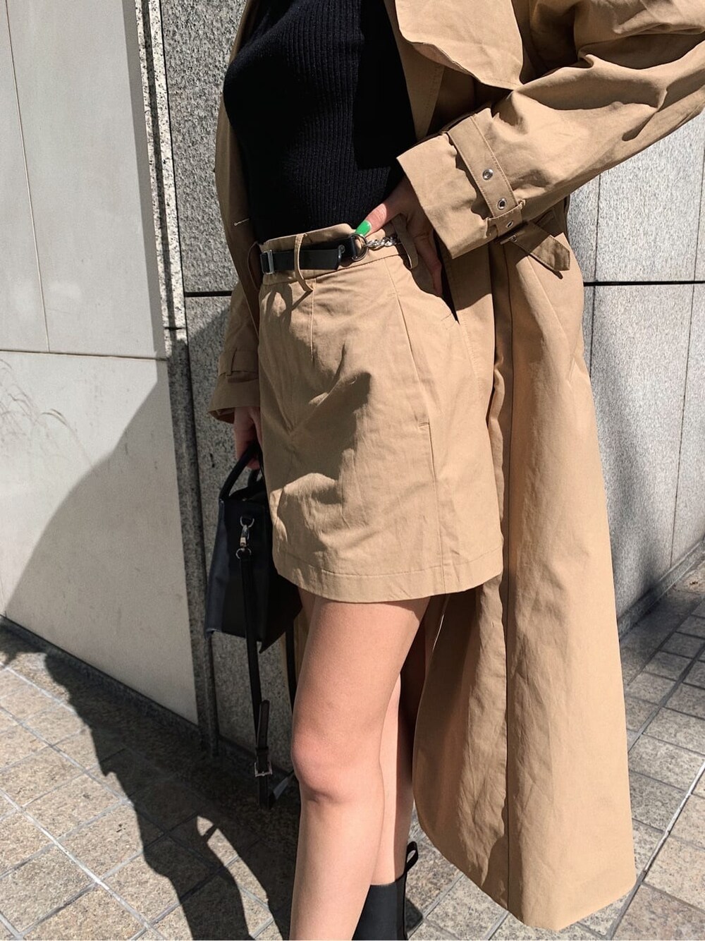 ベージュ系のスカート、ブラック系のブーツ、ブラック系のニット/セーターを着用したレディースの冬コーディネートの7枚目の写真