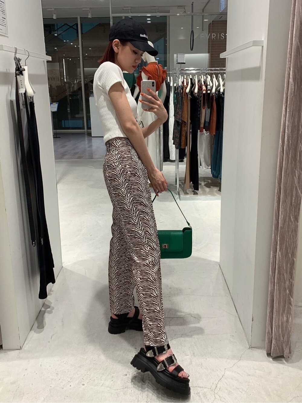 ホワイト系のTシャツ/カットソー、その他のその他パンツ、グリーン系のショルダーバッグを着用したレディースの春コーディネートの2枚目の写真