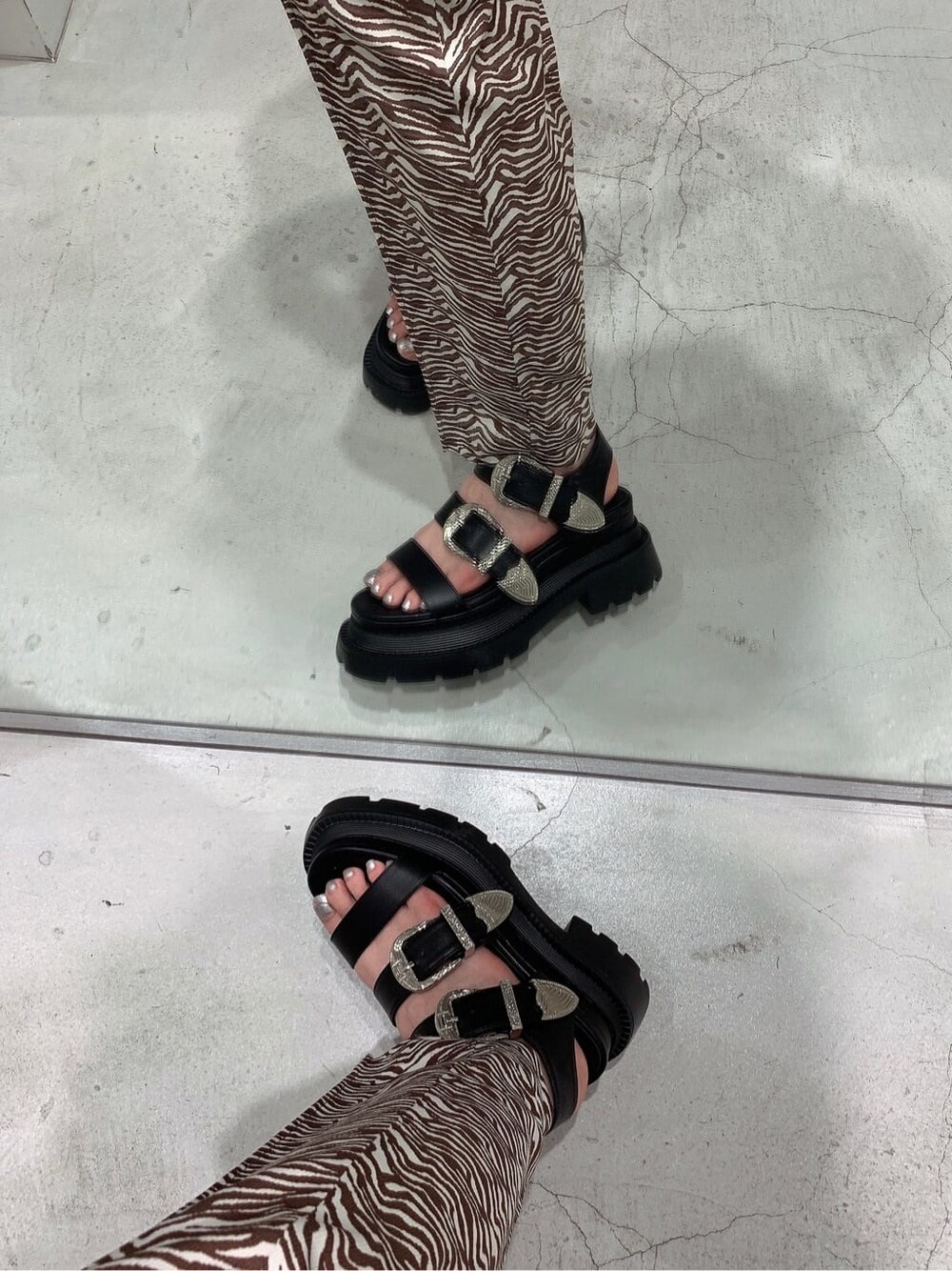 ホワイト系のTシャツ/カットソー、その他のその他パンツ、グリーン系のショルダーバッグを着用したレディースの春コーディネートの9枚目の写真