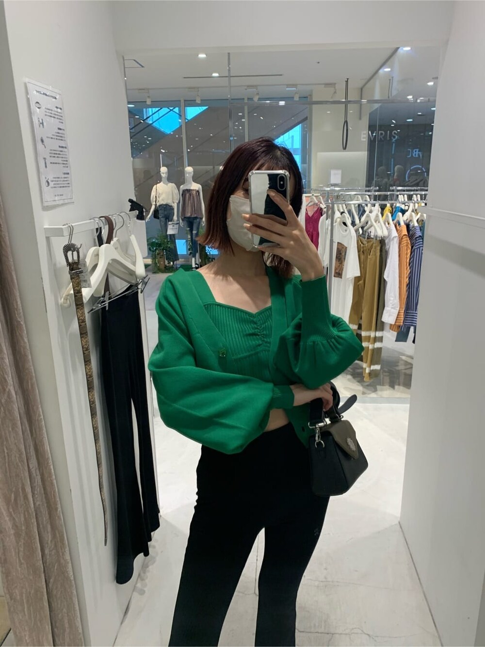 ブラック系のその他パンツ、ブラック系のサンダル、ブラック系のショルダーバッグを着用したレディースの夏コーディネートの4枚目の写真