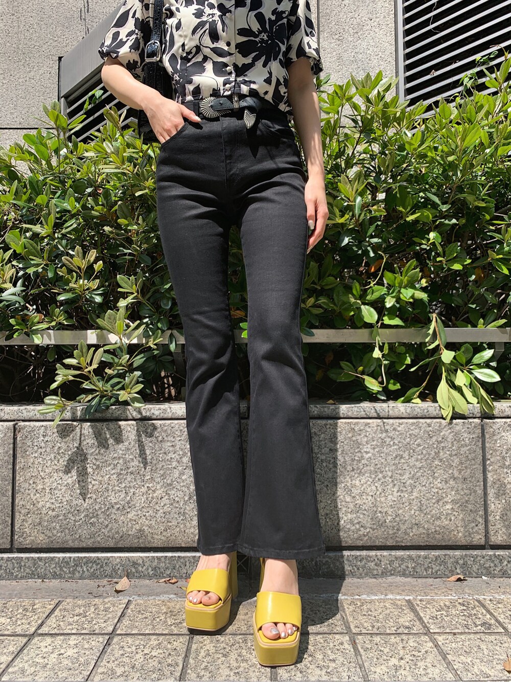 ホワイト系のシャツ/ブラウス、イエロー系のサンダル、ブラック系のショルダーバッグを着用したレディースの春コーディネートの6枚目の写真