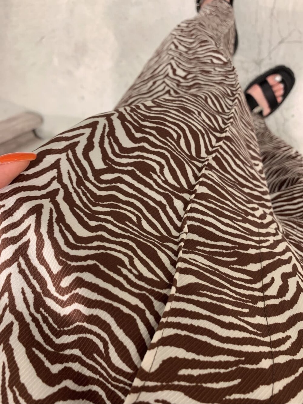 ホワイト系のTシャツ/カットソー、その他のその他パンツ、グリーン系のショルダーバッグを着用したレディースの春コーディネートの6枚目の写真