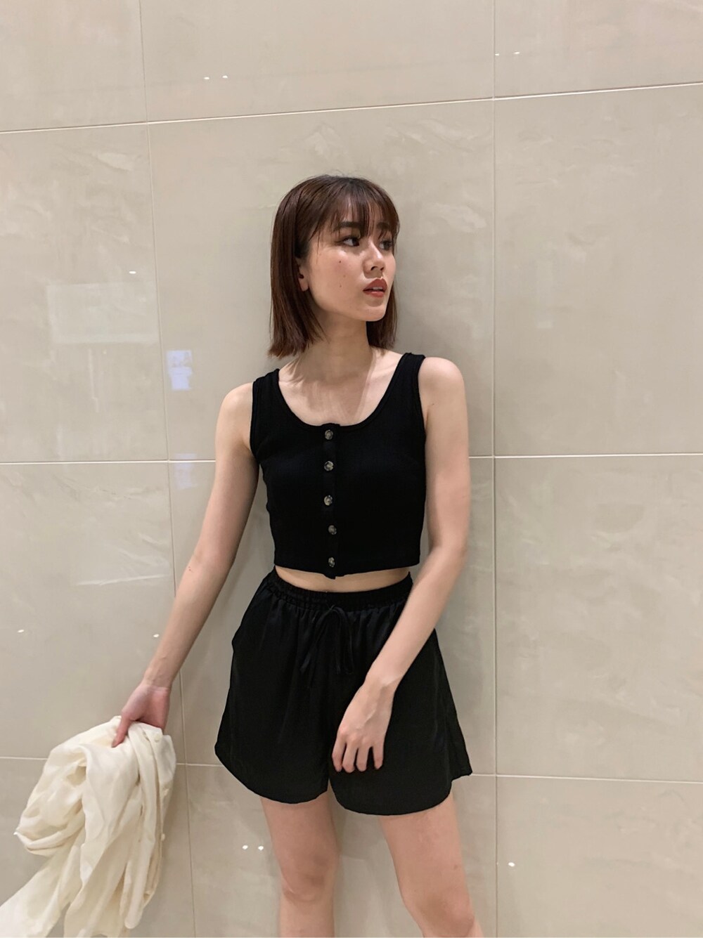 ブラック系のその他パンツ、ホワイト系のシャツ/ブラウス、ブラック系のタンクトップを着用したレディースの春コーディネートの6枚目の写真