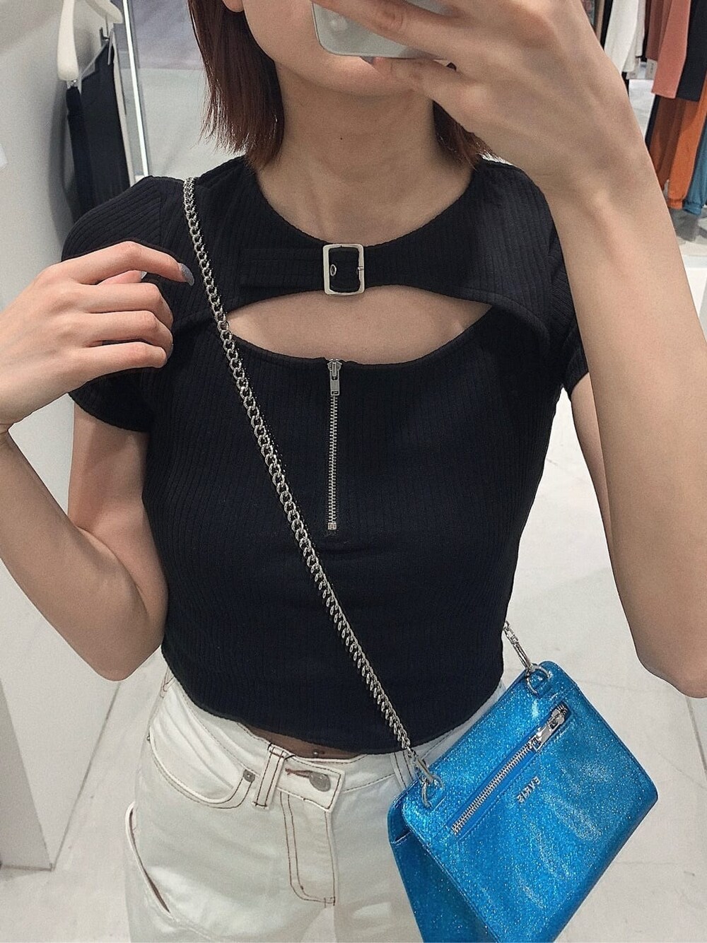 ブラック系のサンダル、ホワイト系のデニムパンツ、ブラック系のTシャツ/カットソーを着用したレディースの春コーディネートの2枚目の写真