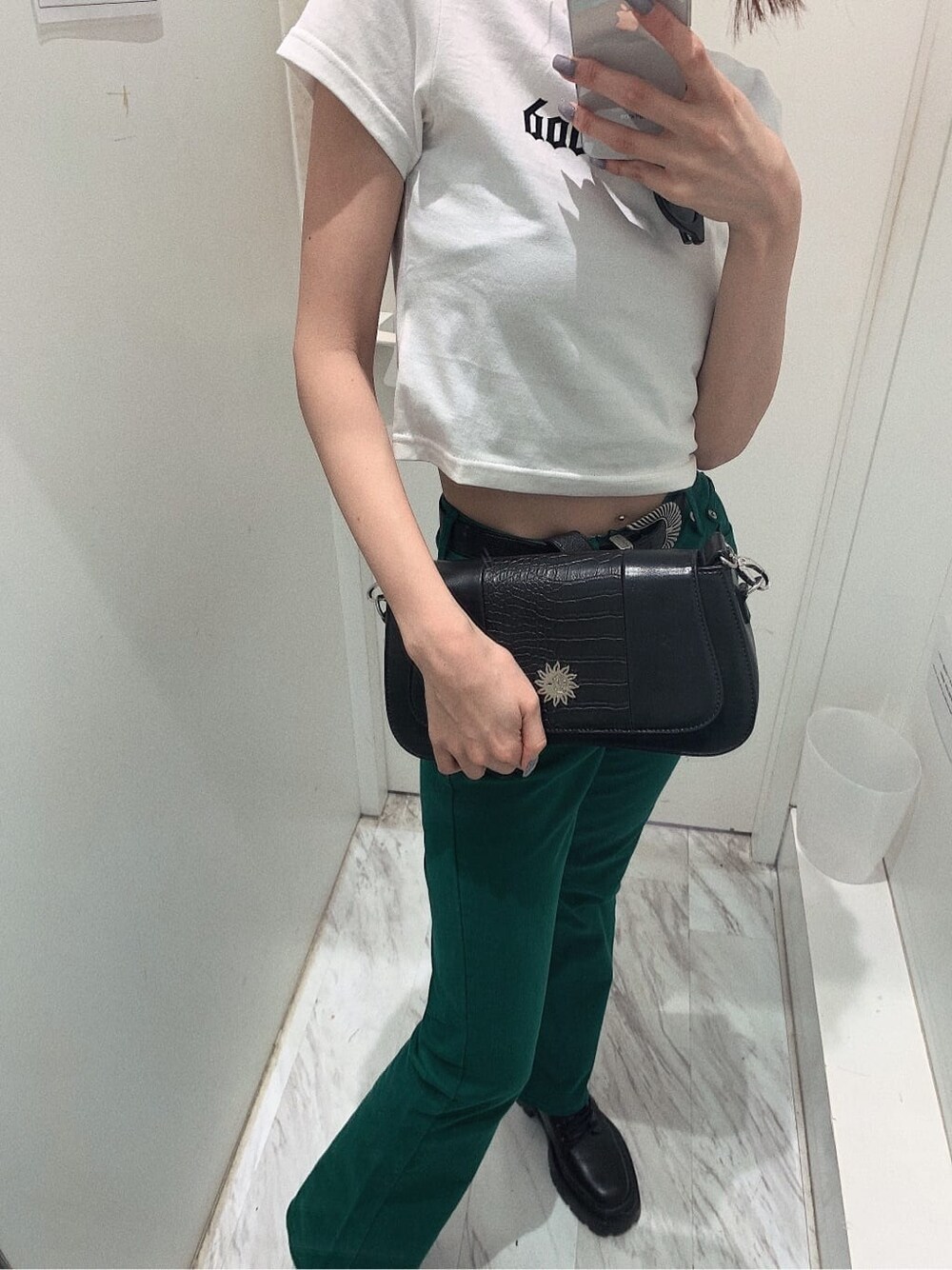 ブラック系のブーツ、ホワイト系のTシャツ/カットソー、ブラック系のショルダーバッグを着用したレディースの春コーディネートの8枚目の写真