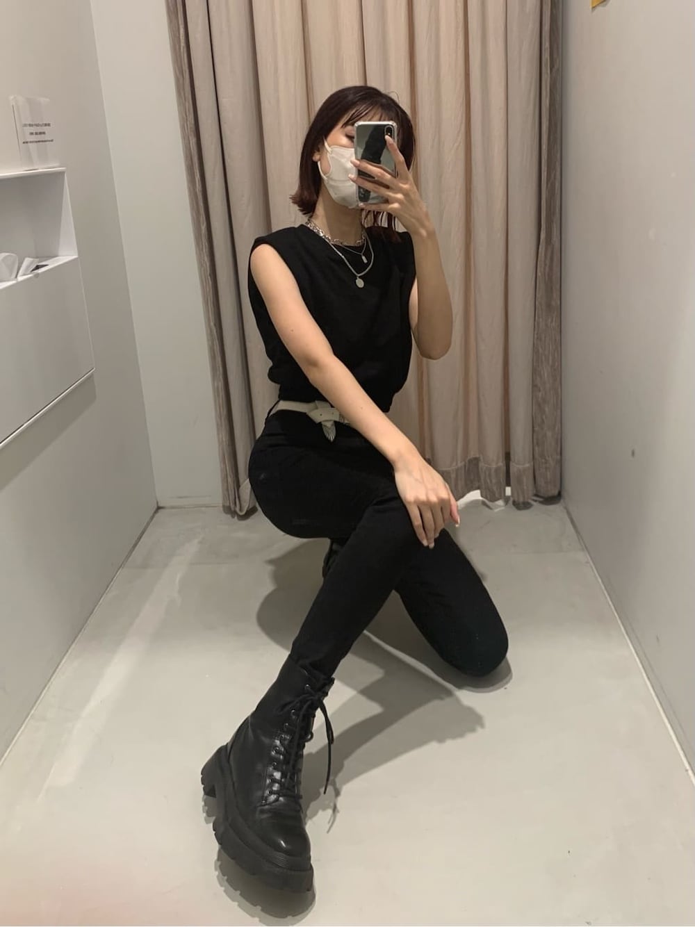 ブラック系のブーツ、ブラック系のタンクトップ、ブラック系のデニムパンツを着用したレディースの夏コーディネートの8枚目の写真