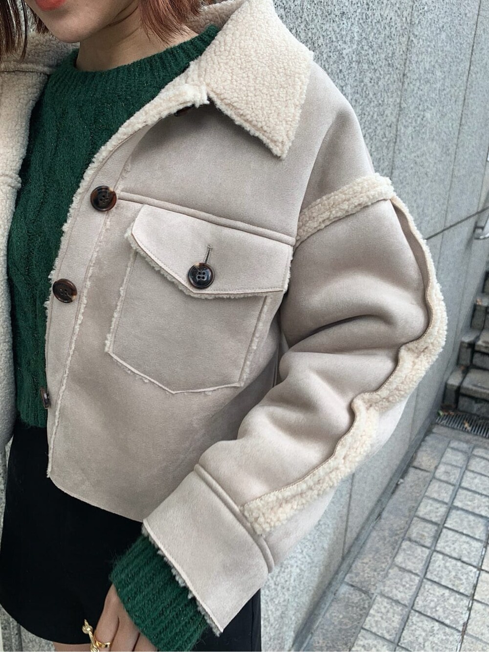 ブラック系のブーツ、ブラック系のその他パンツ、グリーン系のニット/セーターを着用したレディースの秋コーディネートの4枚目の写真