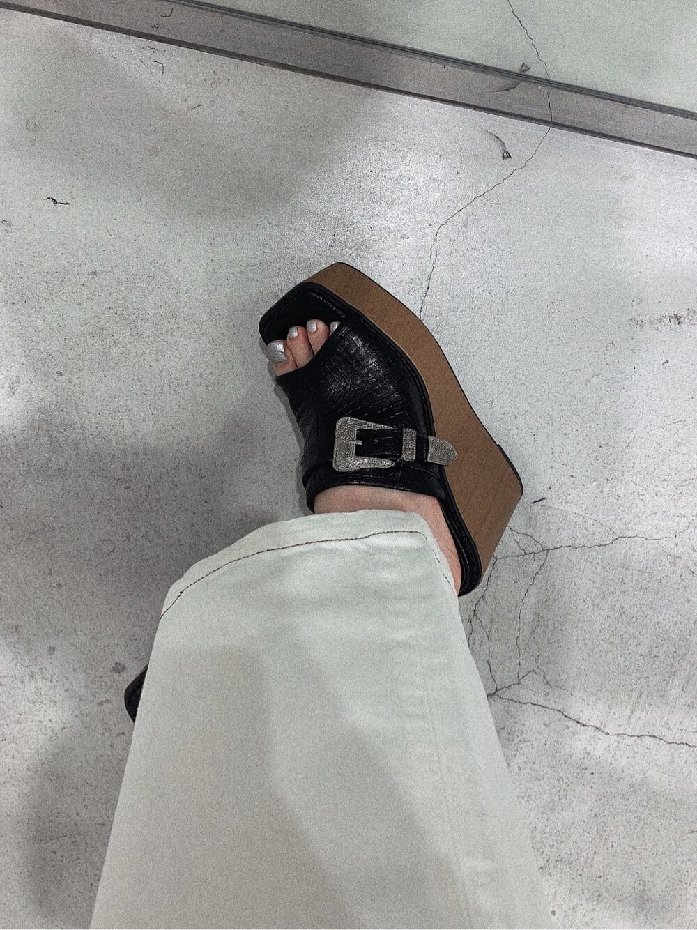 ブラック系のサンダル、ホワイト系のデニムパンツ、ブラック系のTシャツ/カットソーを着用したレディースの春コーディネートの8枚目の写真