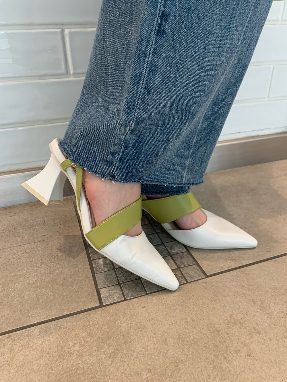 ホワイト系のシャツ/ブラウス、グリーン系のキャミソール、グリーン系のハンドバッグを着用したレディースの夏コーディネートの9枚目の写真