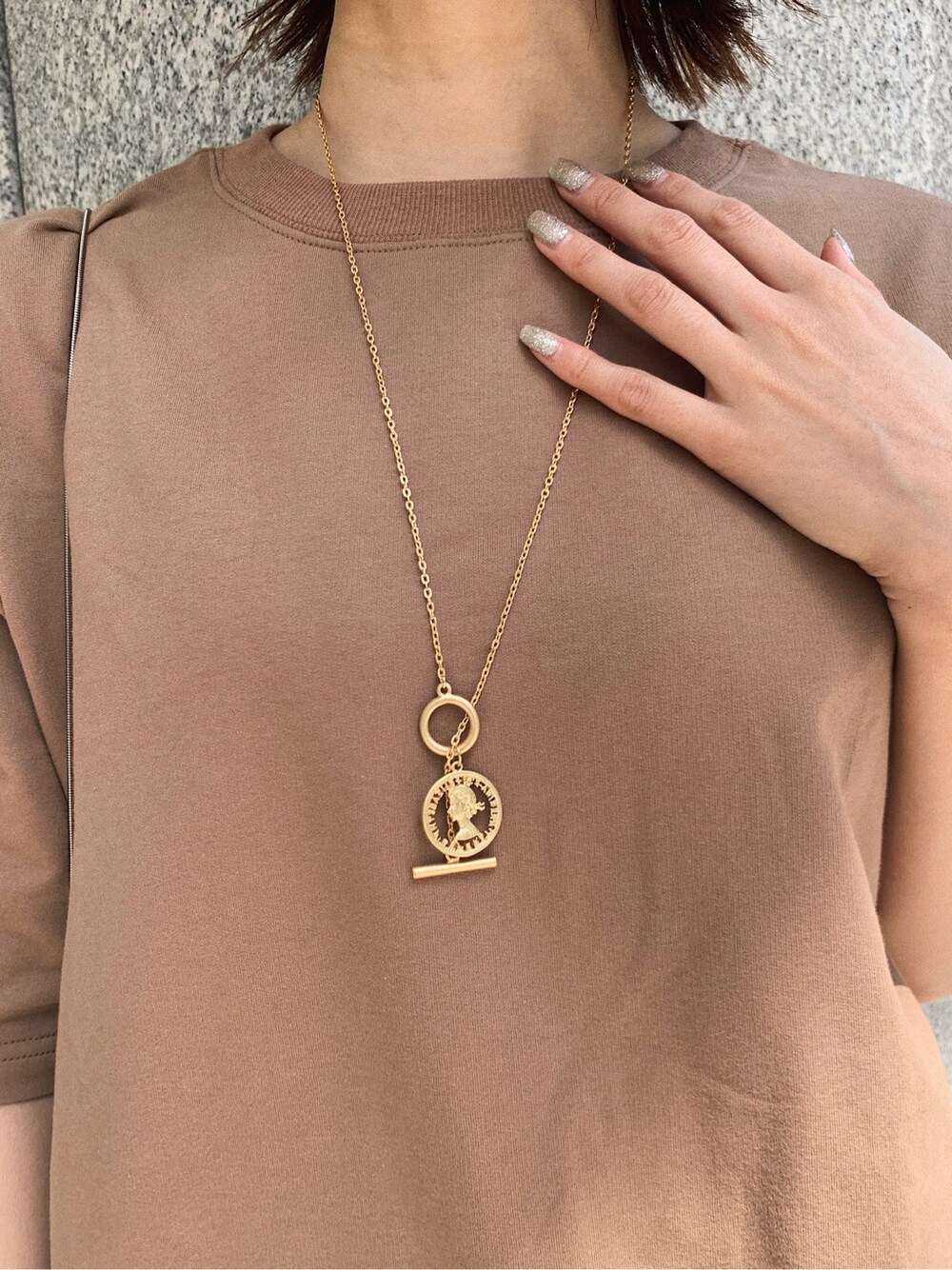 ブラウン系のスウェットを着用したレディースの春コーディネートの5枚目の写真