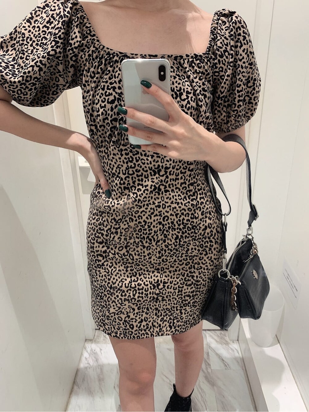 その他のワンピース、その他のブーツ、ブラック系のショルダーバッグを着用したレディースの夏コーディネートの4枚目の写真