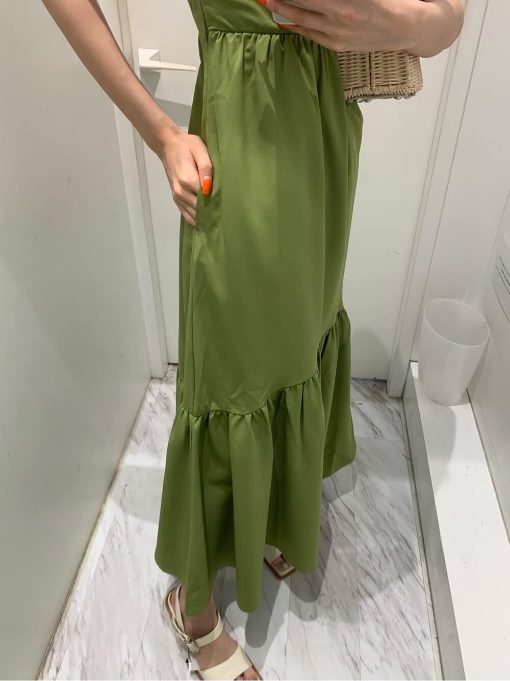 ホワイト系のサンダル、グリーン系のワンピース、ホワイト系のショルダーバッグを着用したレディースの夏コーディネートの4枚目の写真