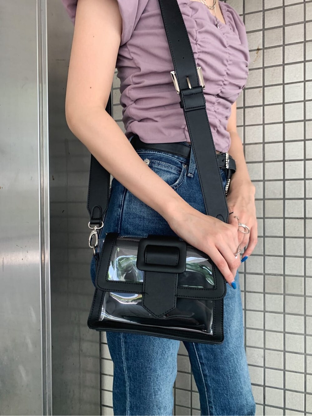 ブルー系のデニムパンツ、ブラック系のサンダル、ブラック系のベルトを着用したレディースの夏コーディネートの8枚目の写真