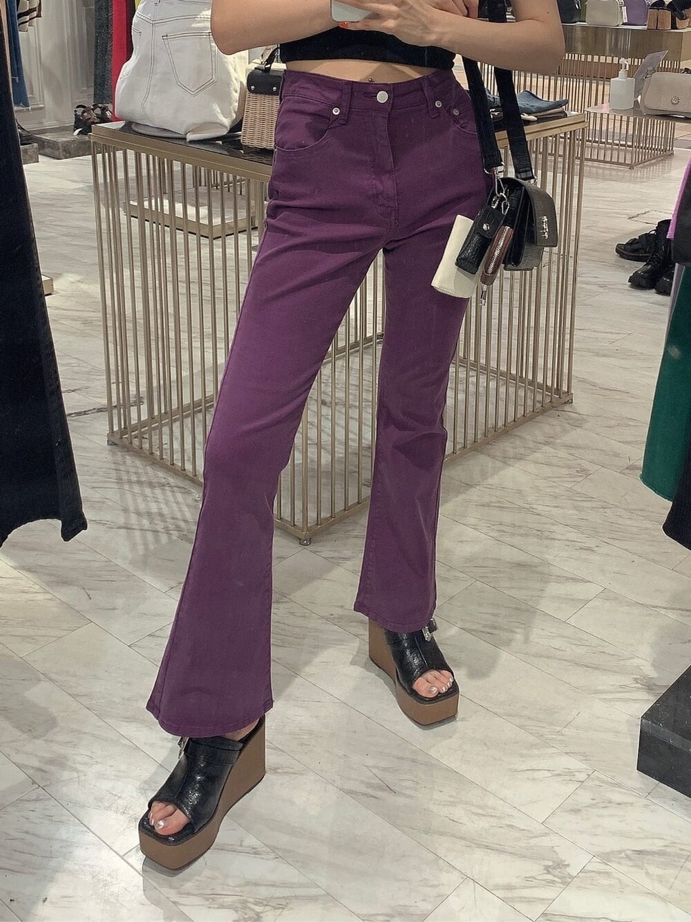 ブラック系のサンダル、パープル系のデニムパンツ、ブラック系のTシャツ/カットソーを着用したレディースの夏コーディネートの7枚目の写真