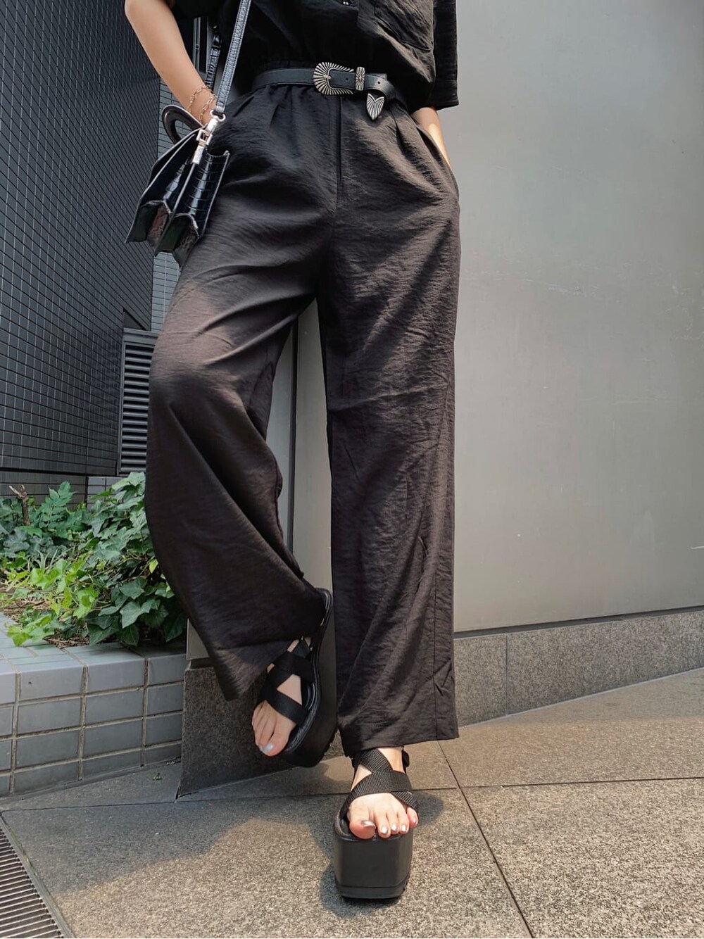 ブラック系のサンダル、ブラック系のつなぎ/オールインワン、ブラック系のベルトを着用したレディースの夏コーディネートの6枚目の写真
