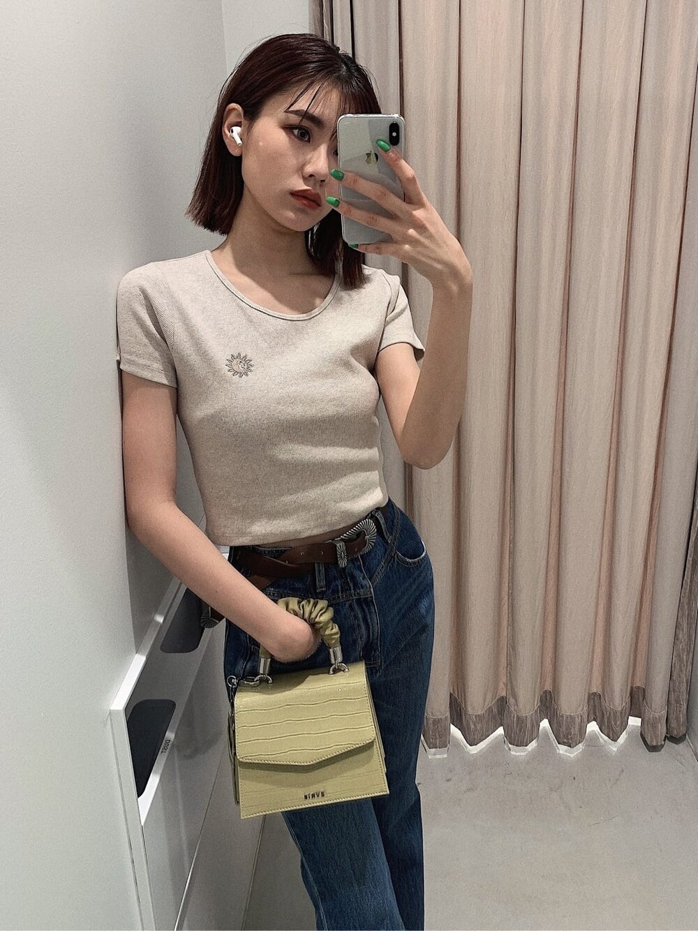 ブラウン系のパンプス、ブルー系のデニムパンツ、ベージュ系のTシャツ/カットソーを着用したレディースの春コーディネートの3枚目の写真