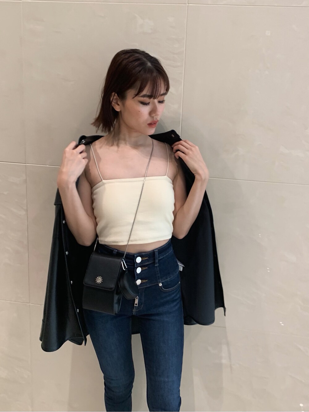 ブルー系のデニムパンツを着用したレディースの春コーディネートの5枚目の写真