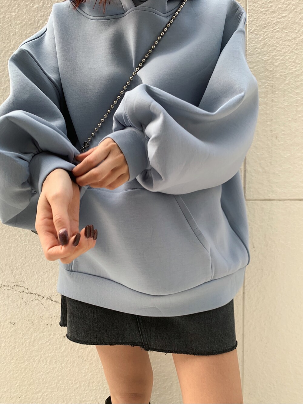 ブラック系のデニムスカートを着用したレディースの冬コーディネートの2枚目の写真