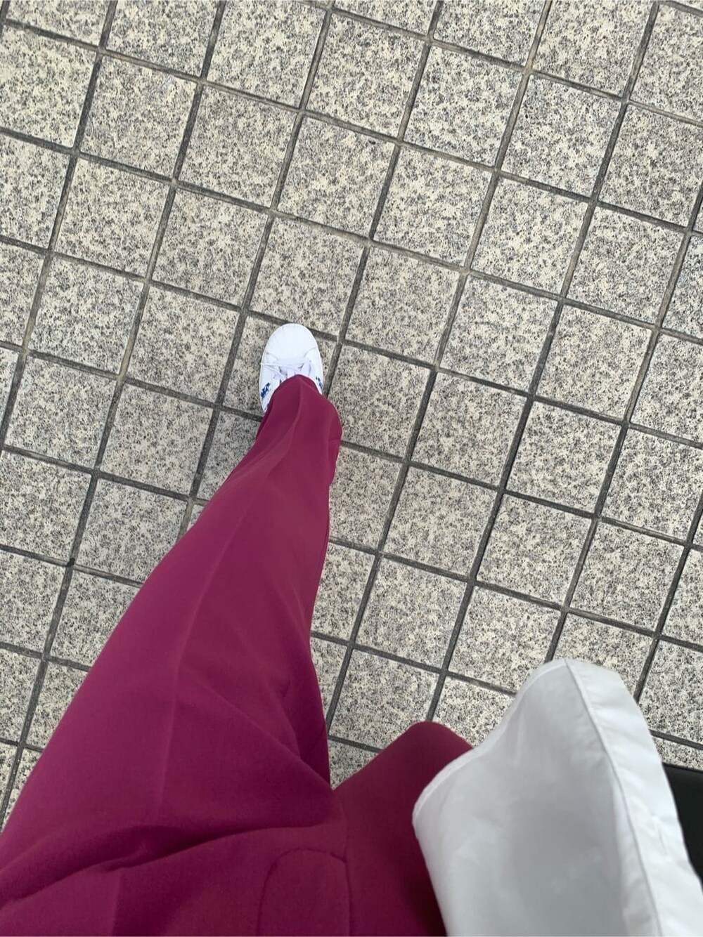 ブラック系のキャミソール、ブラック系のショルダーバッグ、ピンク系のその他パンツを着用したレディースの夏コーディネートの9枚目の写真