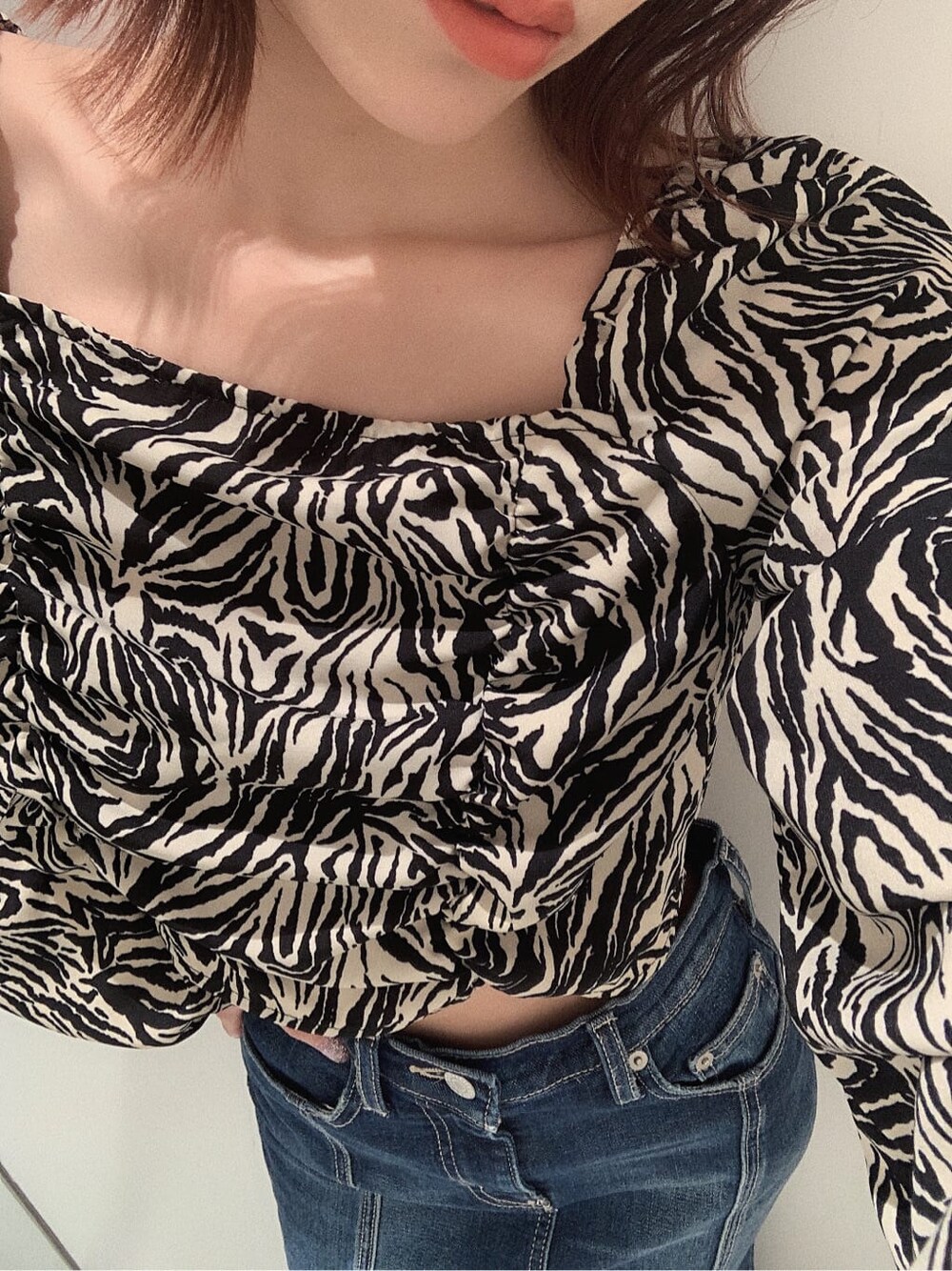 その他のシャツ/ブラウス、ブラック系のブーツ、ブルー系のデニムスカートを着用したレディースの冬コーディネートの4枚目の写真