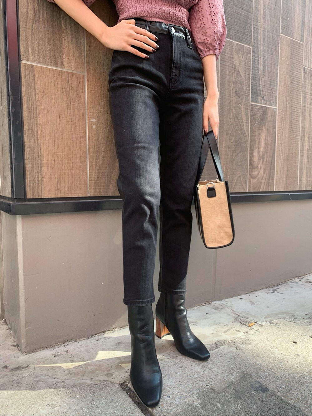 ピンク系のシャツ/ブラウス、ブラック系のデニムパンツ、ブラック系のキャミソールを着用したレディースの春コーディネートの5枚目の写真