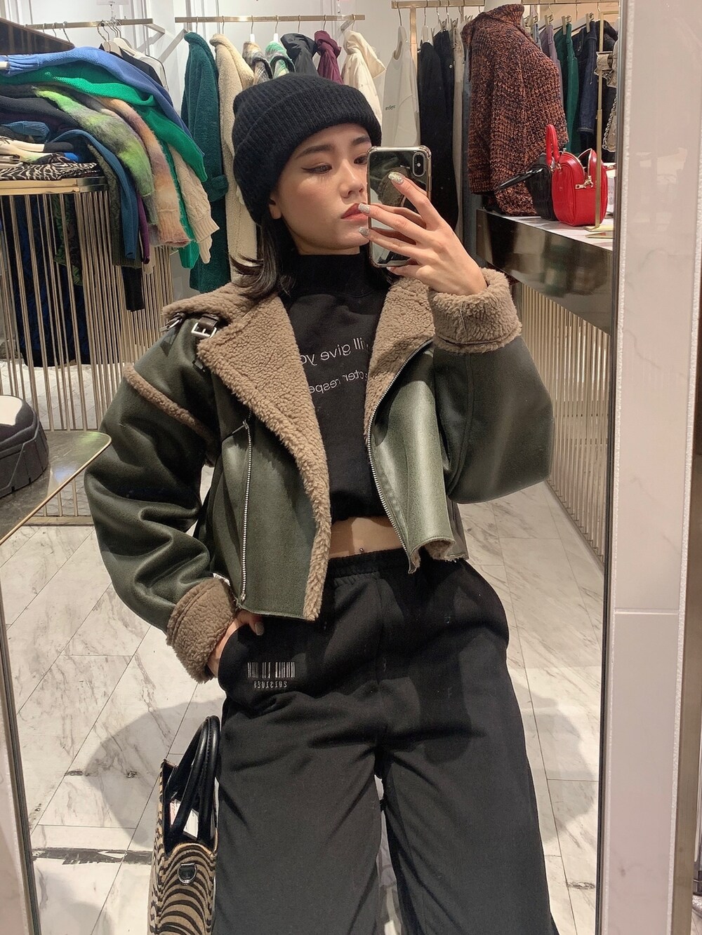 ブラック系のブルゾン、ブラック系のスウェットパンツ、ブラック系のスウェットを着用したレディースの冬コーディネートの3枚目の写真