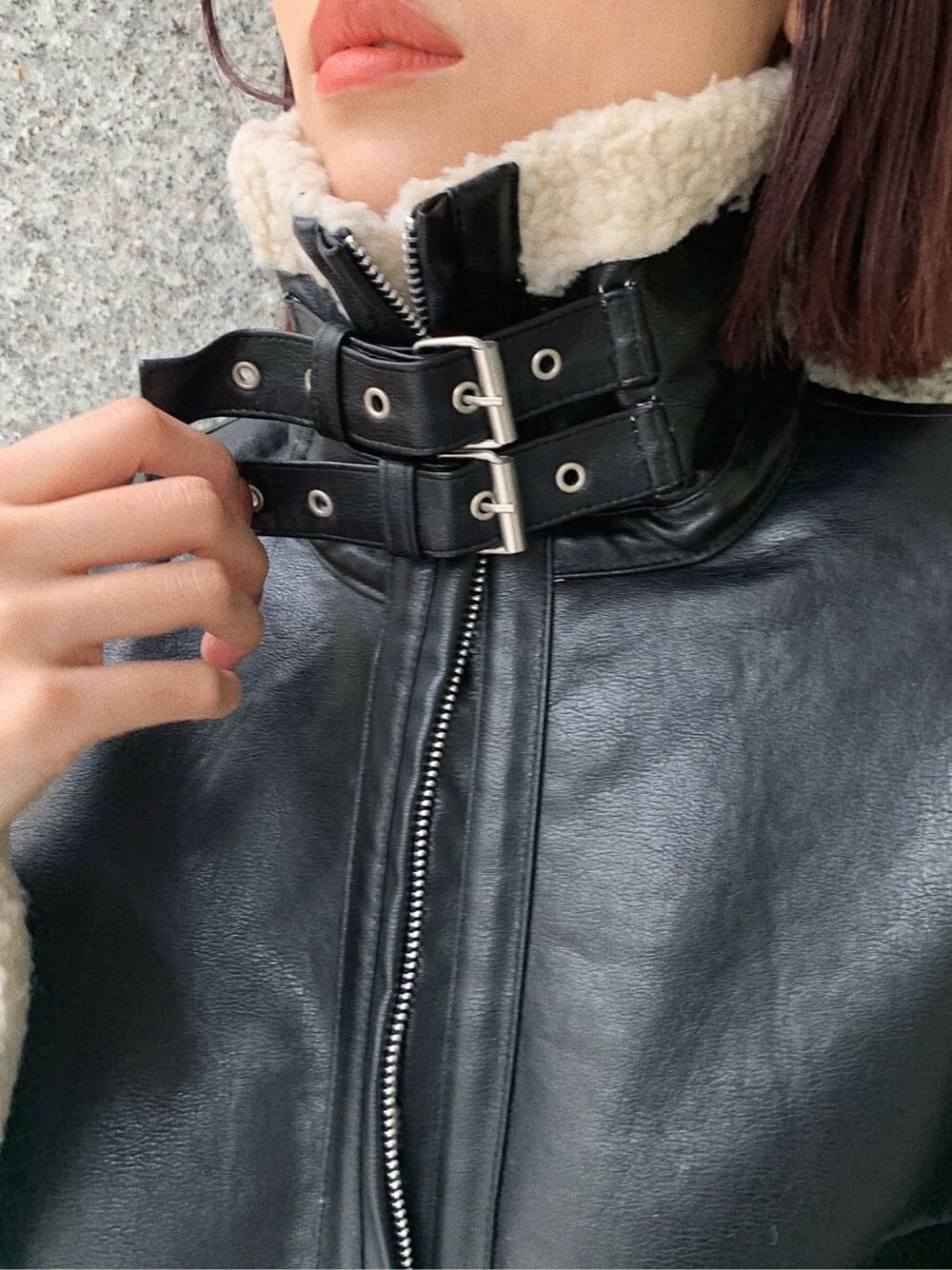 ブラック系のデニムパンツ、ブラック系のブルゾン、その他のブーツを着用したレディースの冬コーディネートの4枚目の写真