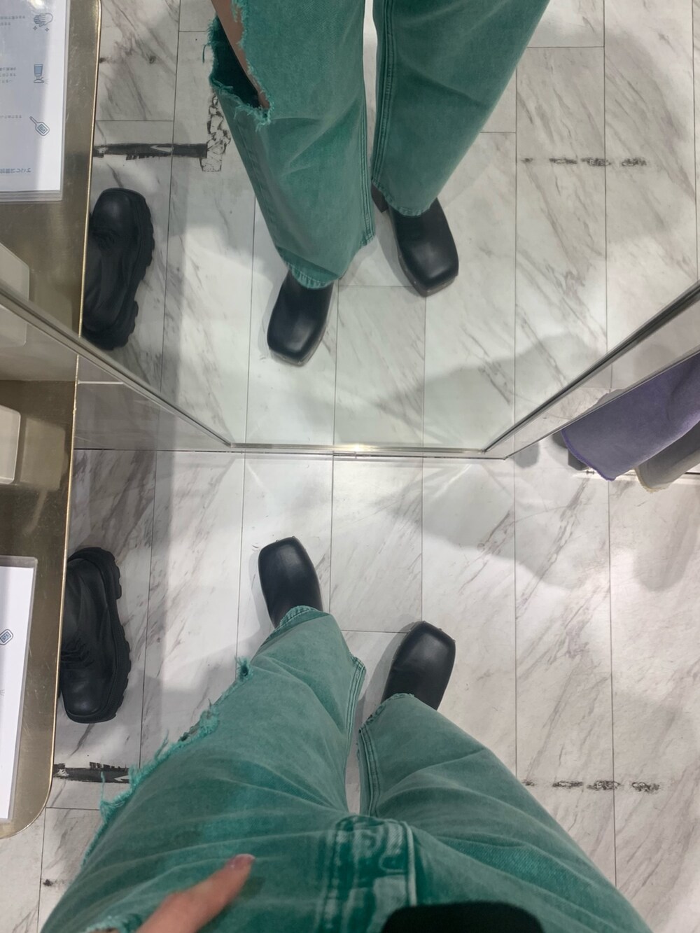 グリーン系のデニムパンツ、ブラック系のサンダル、ブラック系のシャツ/ブラウスを着用したレディースの春コーディネートの7枚目の写真