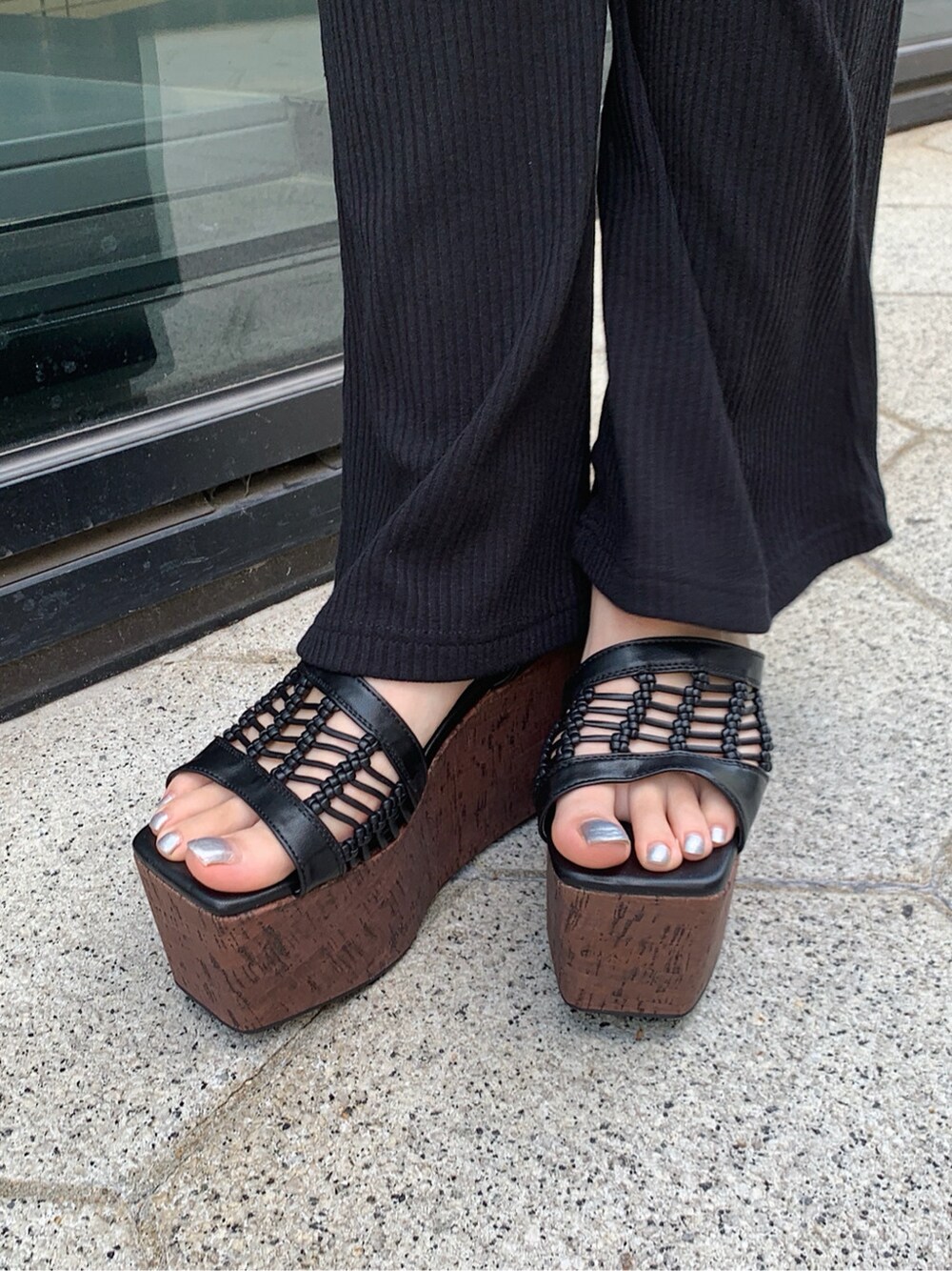 ブラック系のその他パンツ、ブラック系のサンダル、ブラウン系のTシャツ/カットソーを着用したレディースの春コーディネートの9枚目の写真