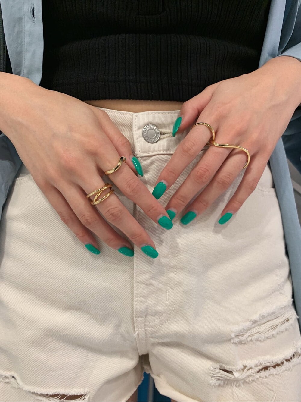 ホワイト系のデニムパンツ、ブルー系のシャツ/ブラウス、ブラック系のブーツを着用したレディースの夏コーディネートの7枚目の写真