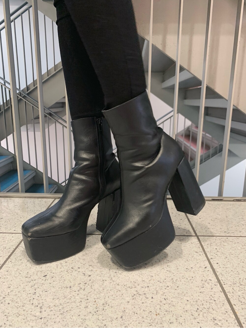 ブラック系のデニムパンツ、ホワイト系のショルダーバッグ、ブルー系のニット/セーターを着用したレディースの冬コーディネートの7枚目の写真