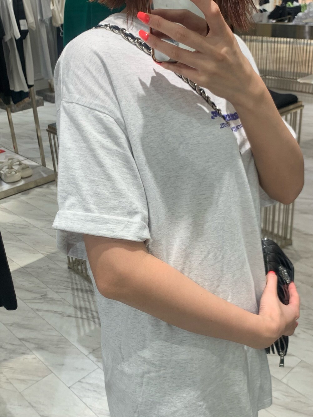 グレー系のTシャツ/カットソー、ブラック系のショルダーバッグ、ブラック系のブーツを着用したレディースの夏コーディネートの5枚目の写真