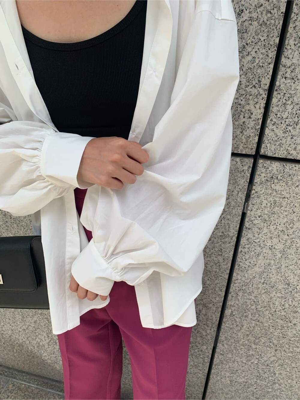 ブラック系のキャミソール、ブラック系のショルダーバッグ、ピンク系のその他パンツを着用したレディースの夏コーディネートの6枚目の写真