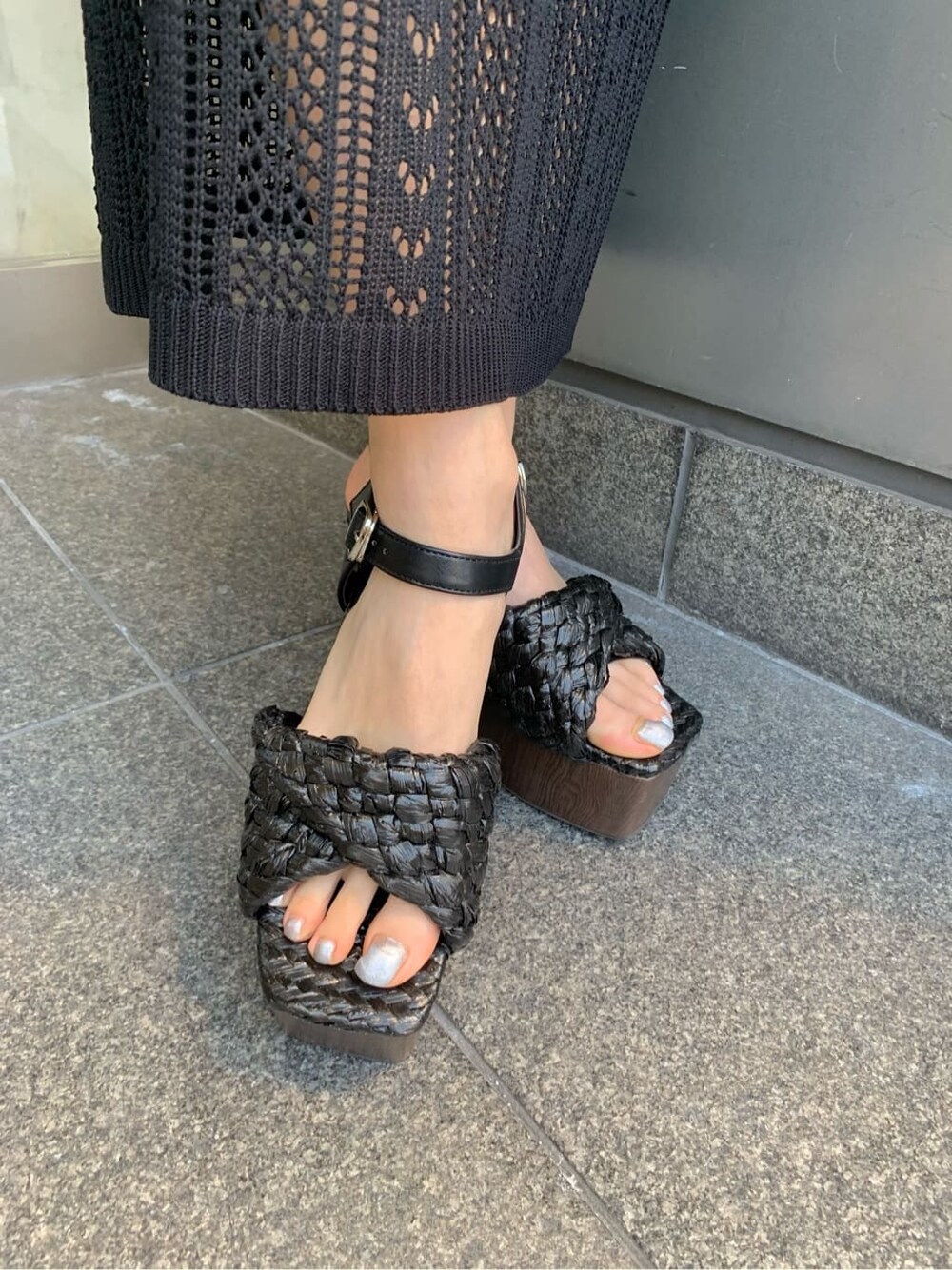 ホワイト系のタンクトップ、ブラック系のキャミソール、ベージュ系のショルダーバッグを着用したレディースの夏コーディネートの9枚目の写真