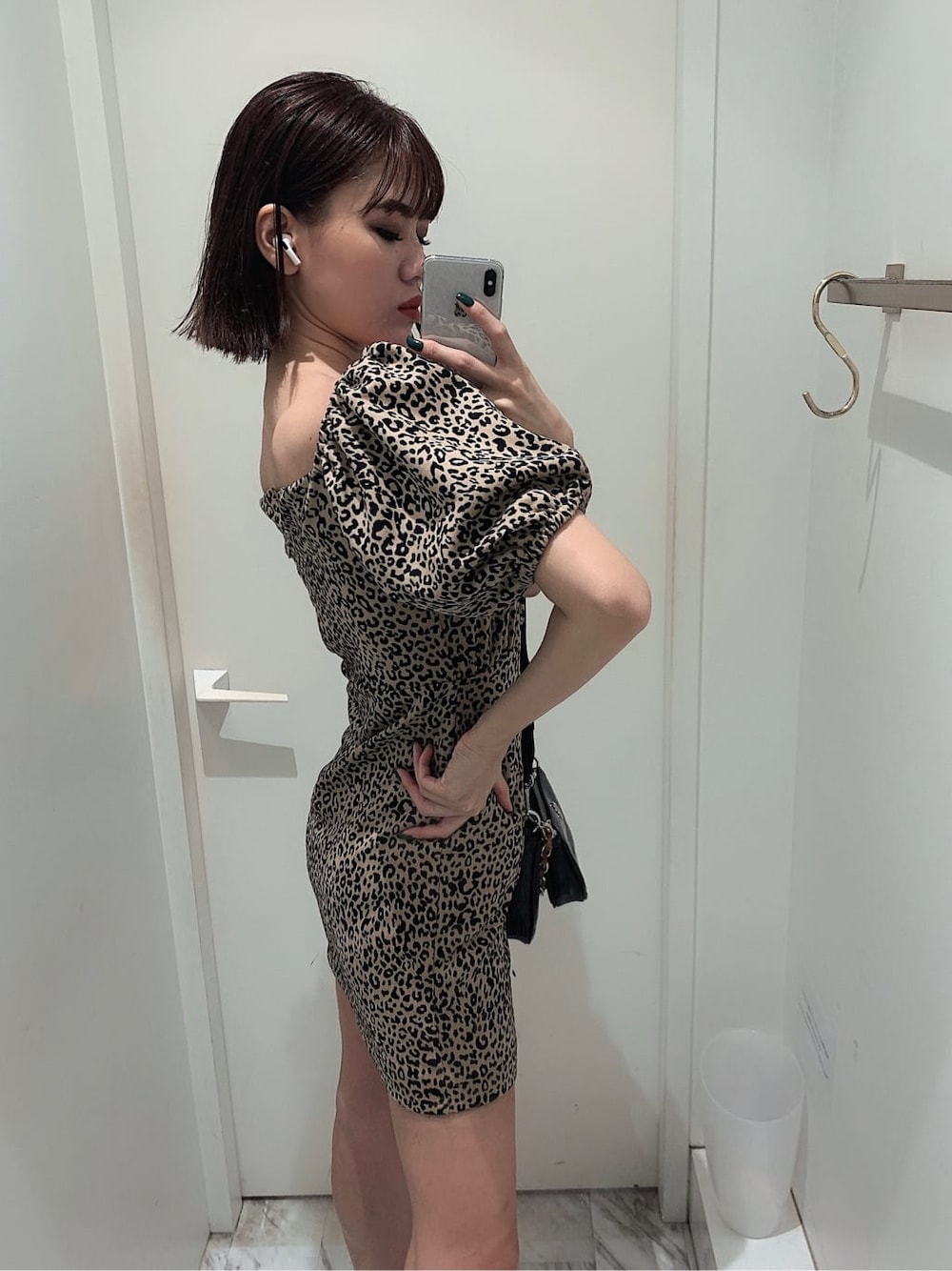 その他のワンピース、その他のブーツ、ブラック系のショルダーバッグを着用したレディースの夏コーディネートの3枚目の写真