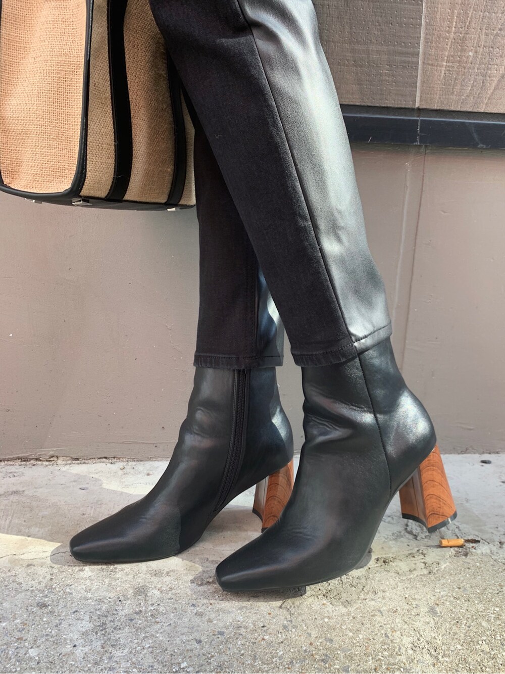 ピンク系のシャツ/ブラウス、ブラック系のデニムパンツ、ブラック系のキャミソールを着用したレディースの春コーディネートの8枚目の写真