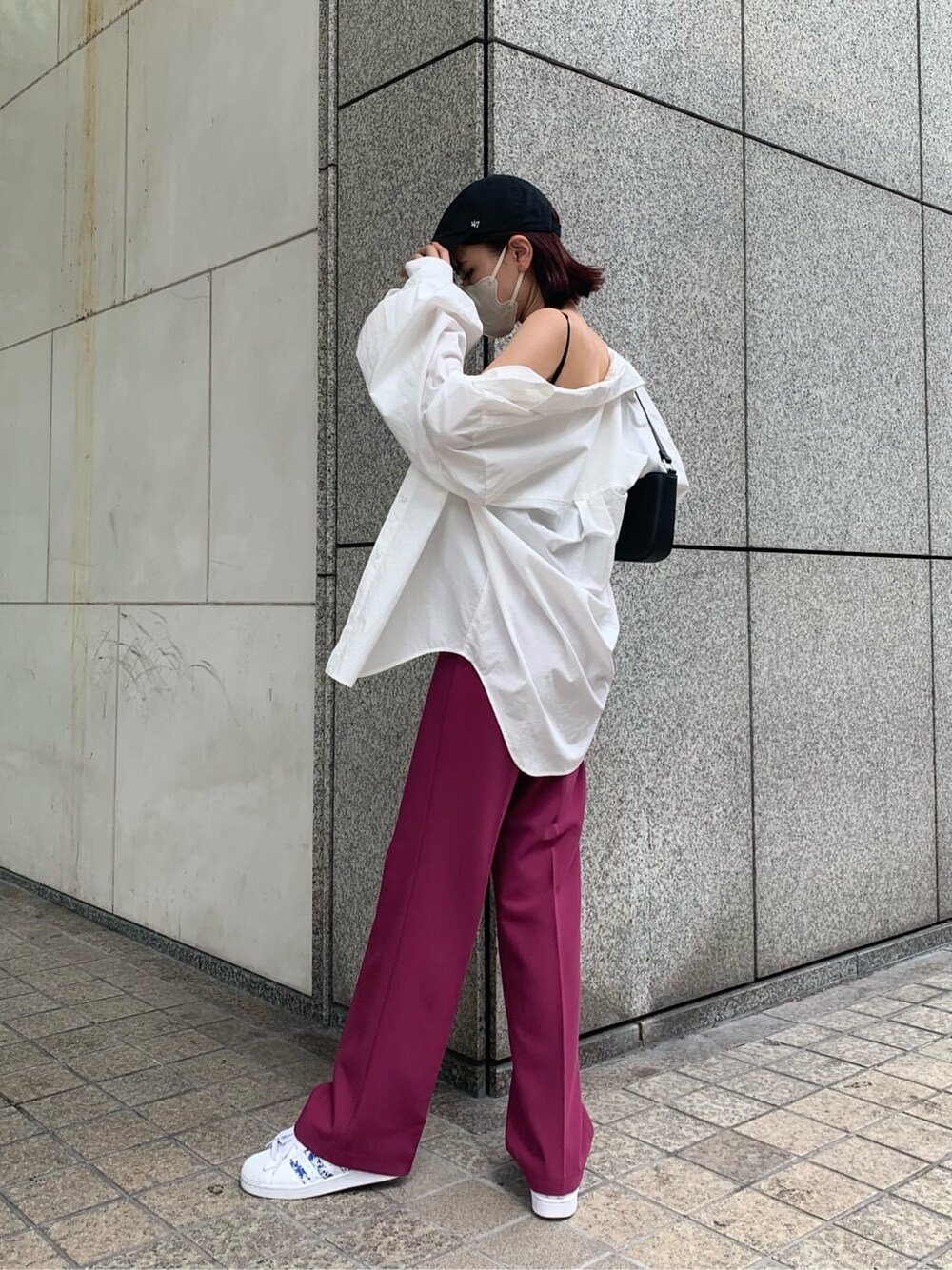 ブラック系のキャミソール、ブラック系のショルダーバッグ、ピンク系のその他パンツを着用したレディースの夏コーディネートの2枚目の写真