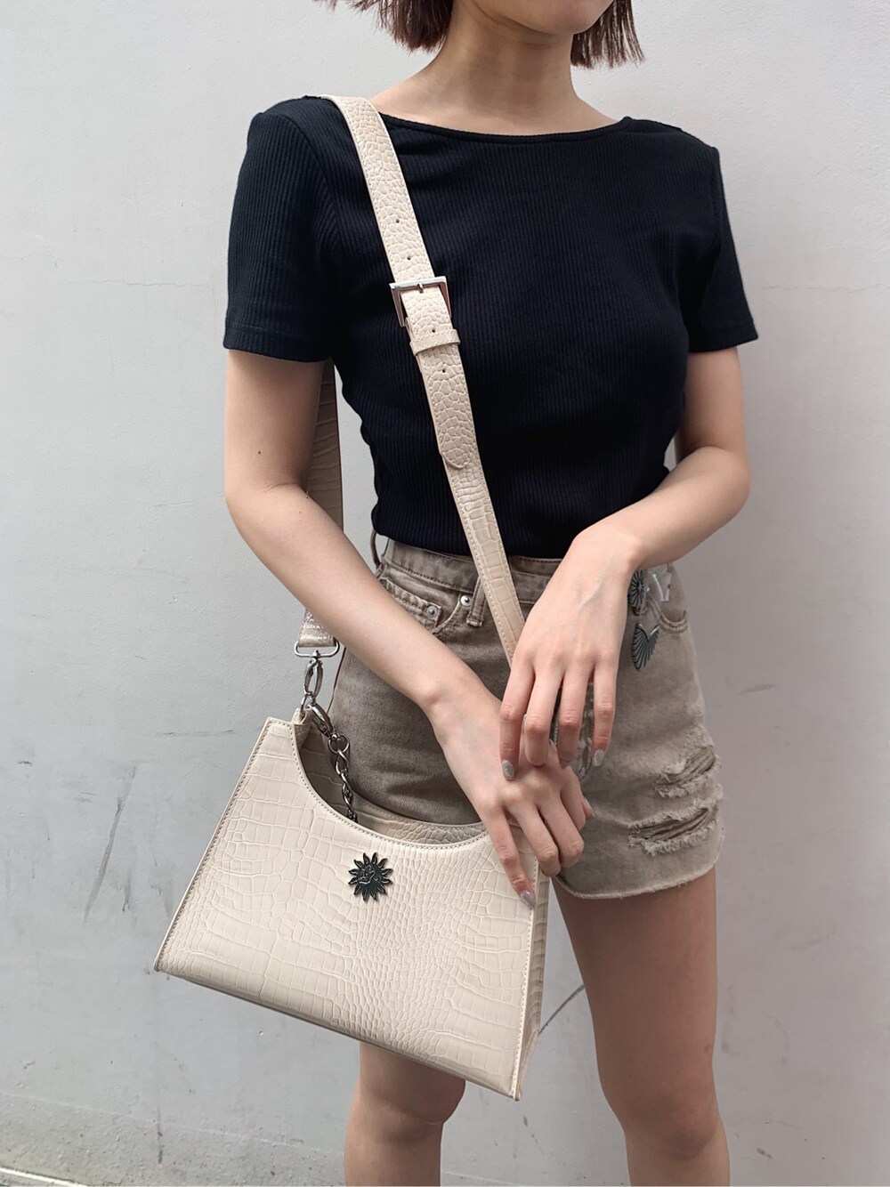 イエロー系のサンダル、ベージュ系のデニムパンツ、ブラック系のTシャツ/カットソーを着用したレディースの春コーディネートの8枚目の写真