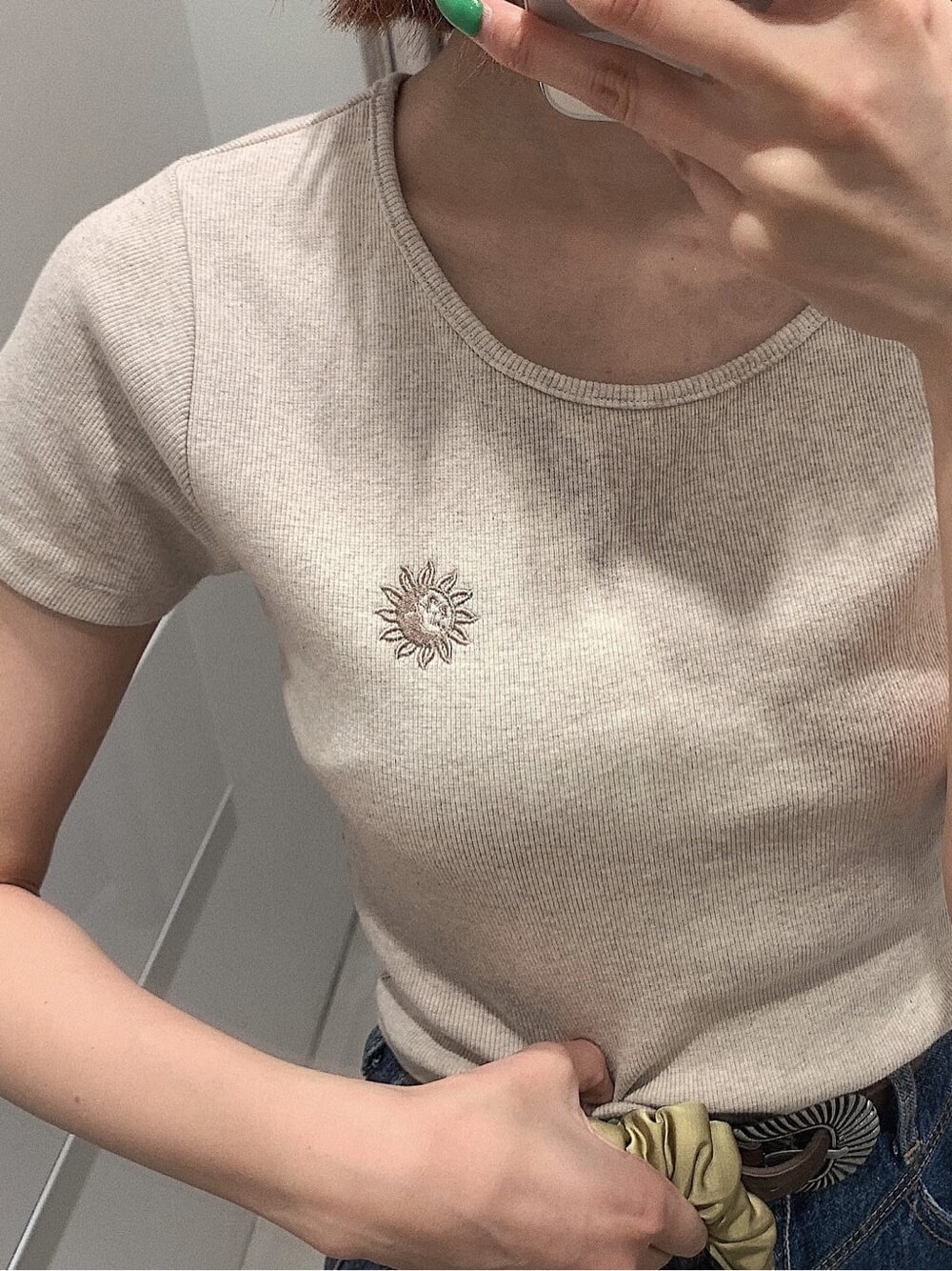 ブラウン系のパンプス、ブルー系のデニムパンツ、ベージュ系のTシャツ/カットソーを着用したレディースの春コーディネートの4枚目の写真