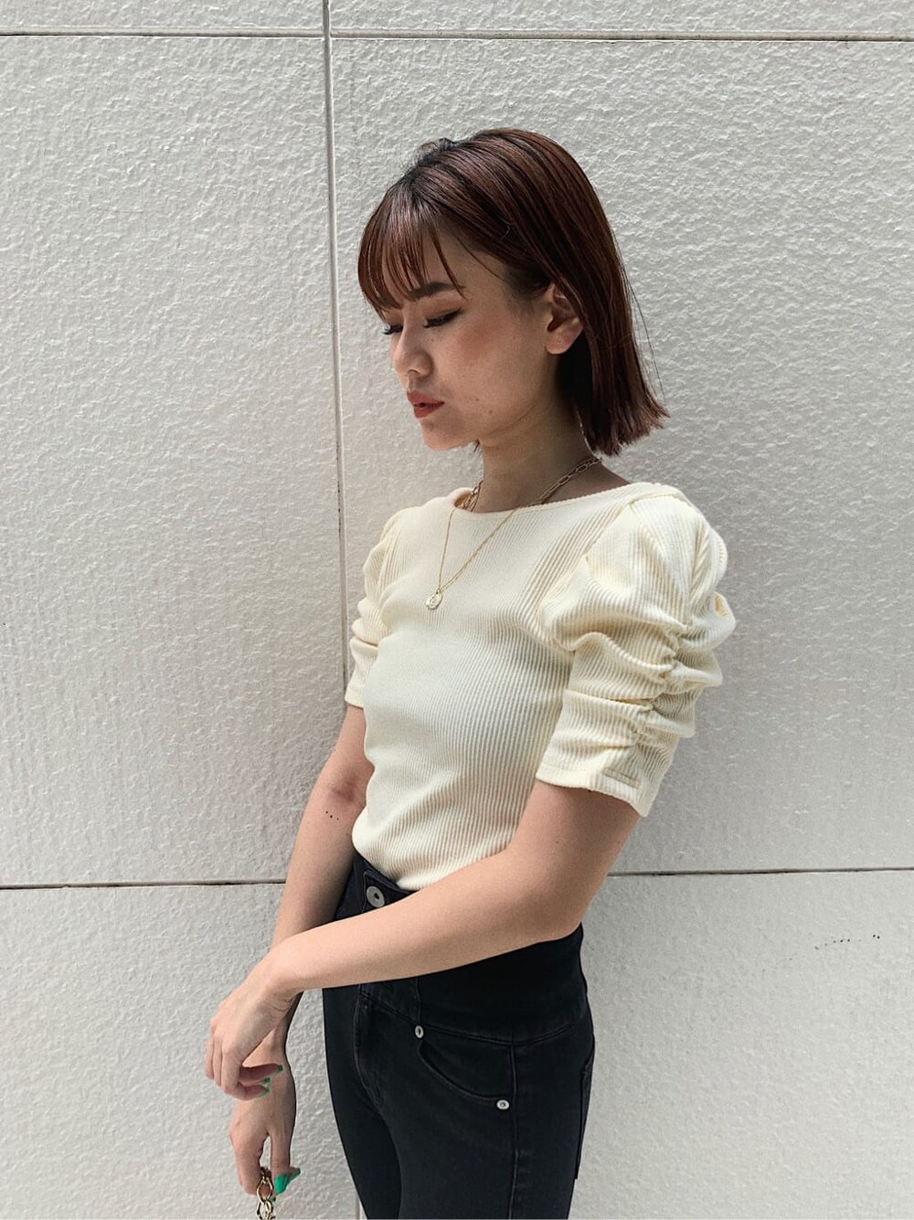 ブラック系のサンダル、ホワイト系のTシャツ/カットソーを着用したレディースの夏コーディネートの4枚目の写真