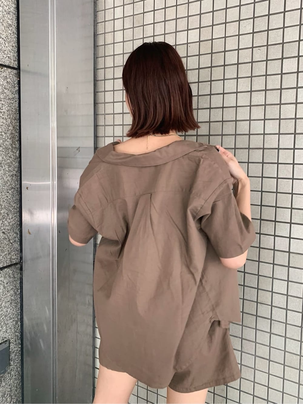 ブラウン系のその他パンツ、ブラック系のブーツ、ブラウン系のシャツ/ブラウスを着用したレディースの秋コーディネートの4枚目の写真