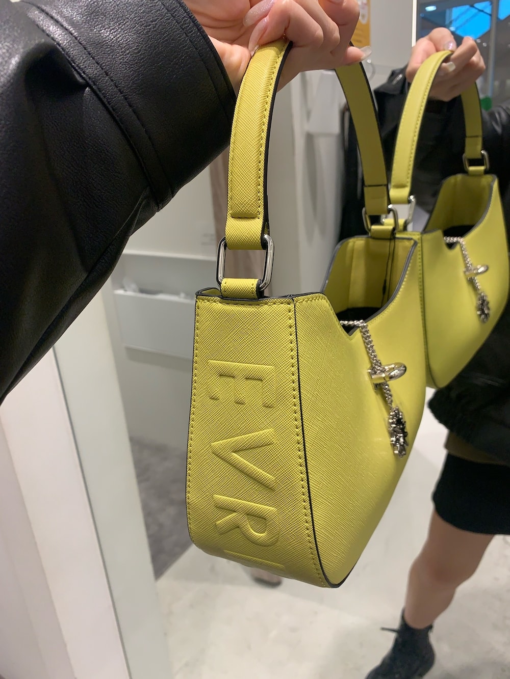 ブラック系のブーツ、ブラック系のハンドバッグ、ブラック系のブルゾンを着用したレディースの秋コーディネートの8枚目の写真