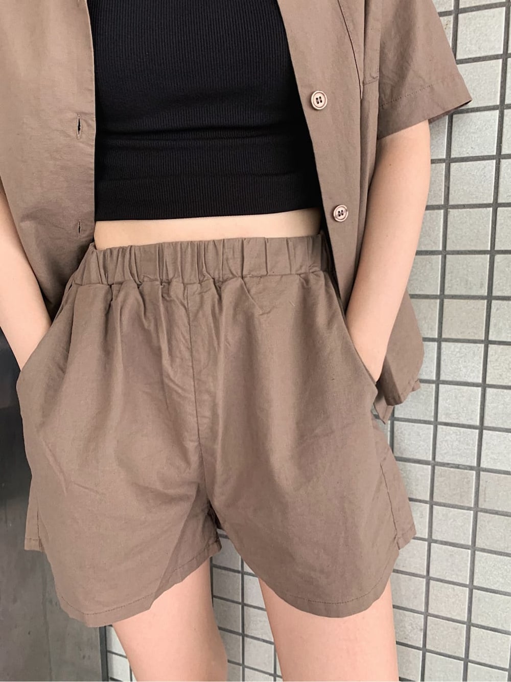 ブラウン系のその他パンツ、ブラック系のブーツ、ブラウン系のシャツ/ブラウスを着用したレディースの秋コーディネートの6枚目の写真