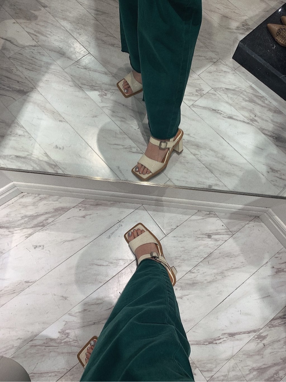 グリーン系のデニムパンツ、ホワイト系のタンクトップ、ホワイト系のサンダルを着用したレディースの春コーディネートの9枚目の写真